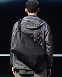 5---Ramverk_Pro_Sling_24L_Black_Out_Lifestyle