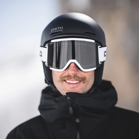 6---squad-xl-goggles_whiteFadeOut-cpSunChromaPopSunBlack_lifestyle01