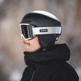 7---squad-xl-goggles_whiteFadeOut-cpSunChromaPopSunBlack_lifestyle02