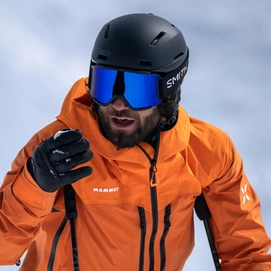 2---accel-helmet_matteBlack_lifestyle01