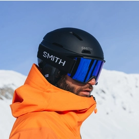 3---accel-helmet_matteBlack_lifestyle02
