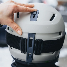 4---accel-helmet_matteChalk_lifestyle04