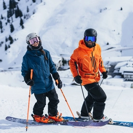 5---accel-helmet_matteChalk_lifestyle05