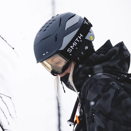6---vantage2-mips-helmet_matteRoyalNavyWolfGray_lifestyle03