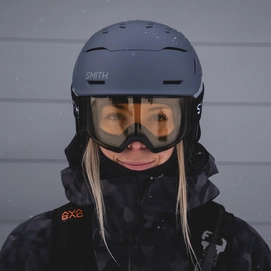 7---vantage2-mips-helmet_matteRoyalNavyWolfGray_lifestyle04