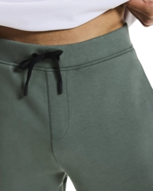 2---1MF30320153-focus_tech_sweatpants-fw25-olive-m-4x5-tr-g4