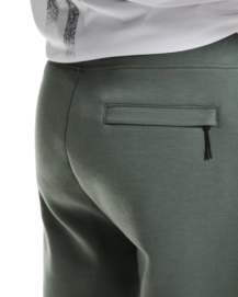 3---1MF30320153-focus_tech_sweatpants-fw25-olive-m-4x5-tr-g5