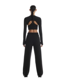 5---1WF30390553-focus_tech_sweatpants-fw25-black-w-4x5-tr-g2