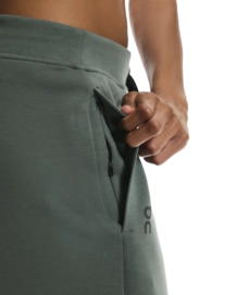 2---1WF30390153-focus_tech_sweatpants-fw25-olive-w-4x5-tr-g5