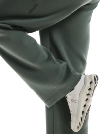 3---1WF30390153-focus_tech_sweatpants-fw25-olive-w-4x5-tr-g6