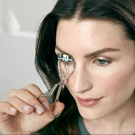 4---88322-090_Eyelashcurler_HowTo_square_300dpi